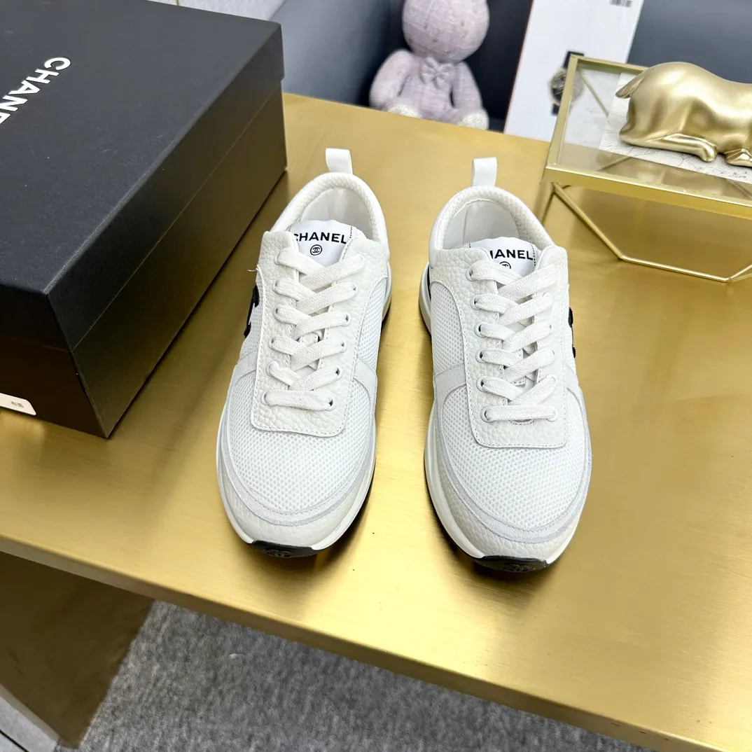 P520👟👟 Chanel - 2024 counter top casual sports shoes This classic design; the upper is electro-embroidered with a variety of techniques; the outsole is fashionable and sporty; unusually incorporating a variety of color elements... The diversified mix and match is very good-looking and versatile, suitable for leisure, fashion, sports and outdoor... ꫛꫀꪝ Go➫ Material: ❶Upper made of: original imported mercerized velvet + double-layer breathable mesh ❷The inner lining is made of: original imported breathable mesh ❸Outsole is based on: original TPU combination outsole. Full set of boutique packaging for women 35-41 and men 38-46